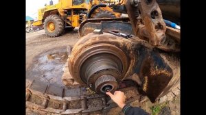 HYUNDAI R330-9S. Сборка бортового гидромотора и редуктора)