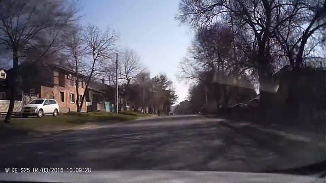 Видео с регистратора - девушка с полуторагодовалым ребенком выскочила прямо под колеса автомобиля смотреть онлайн