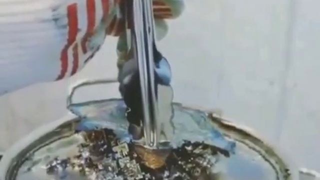 Растущие кристаллы висмута