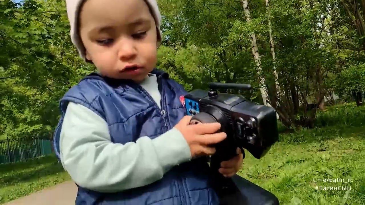 #БатинСын 1.8 года и машинка на пульте - WPL B24, гуляем за старшим. Это не быстрый RemoHobby Smax!