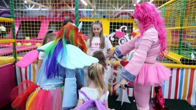 VLOG: ДЕНЬ РОЖДЕНИЯ. Вечеринка с друзьями Лилии и Дианы. Открываем подарки смотреть онлайн