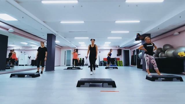 СТЕП АЭРОБИКА ЦЕЛОЕ ЗАНЯТИЕ / СИЛОВАЯ НА СТЕПЕ / КАРДИО ТРЕНИРОВКА смотреть онлайн