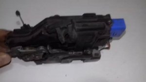 Замок передней левой двери Skoda Fabia 3D1837015AD