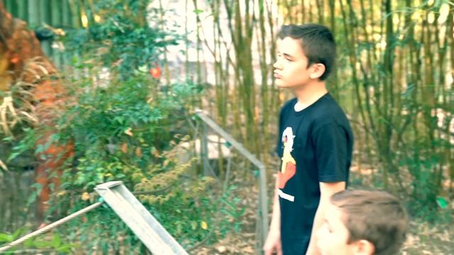 ATTAQUÉS PAR DES DINOSAURES !!! - Dinosaur attack prank & time machine смотреть онлайн