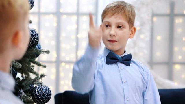 "Новогодняя" (Замела метелица) Музыка и слова Андрея Пряжникова (из репертуара хора "Великан") смотреть онлайн