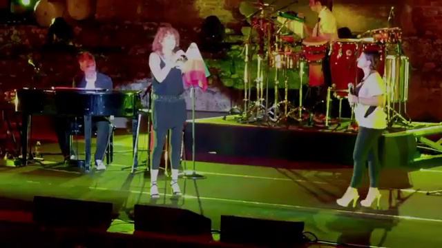 Fiorella Mannoia & Deborah Iurato - Anche se fuori è inverno (Taormina, 29 agosto 2014) смотреть онлайн