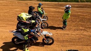 Тренировка по мотокроссу, учимся правильно стоять, сидеть, двигаться на мотоцикле  Питбайки рулят