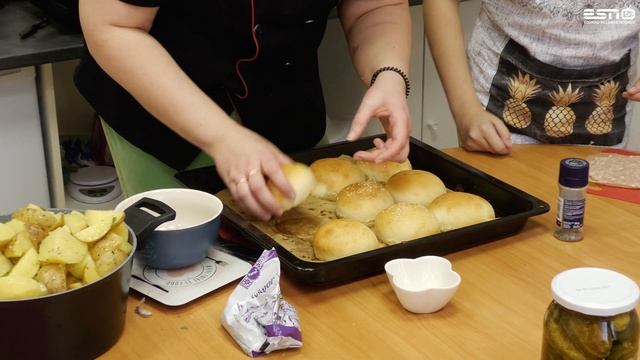 В Силламяэ прошел кулинарный лагерь для молодежи смотреть онлайн