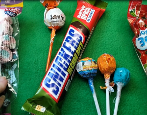 Сникерс, леденцы и разноцветный зефир