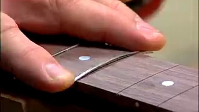 Installing guitar fretwire: instructional guitar building video...luthier смотреть онлайн