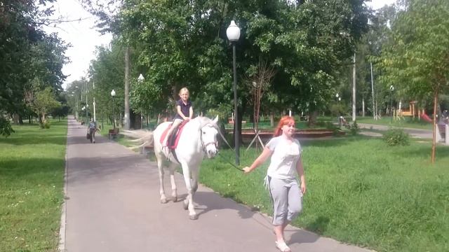 Лиза верхом на красивой лошади в парке смотреть онлайн