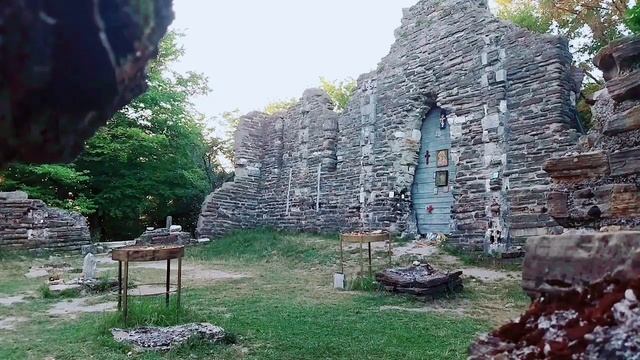 Церковь излучала сияние Построенная на самом высоком месте Кресты сверкали искрились Чудо она уцеле смотреть онлайн