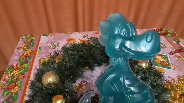 Новогодний венок с приколами, от желейного дракона Жоры смотреть онлайн