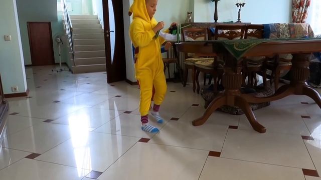 Ника и веселая история про Милану лунатика. Милана как лунатик ходит по дому. смотреть онлайн