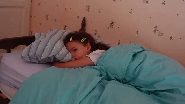 LA petite FILLE aux CHEVEUX ROSE nous SUIT comme CELLE qui a LES CHEVEUX VIOLET ! смотреть онлайн
