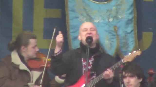 Трохи зрушило. Поляки співають "Ще не вмерла Україна!" поряд з портретом Степана Бандери! смотреть онлайн