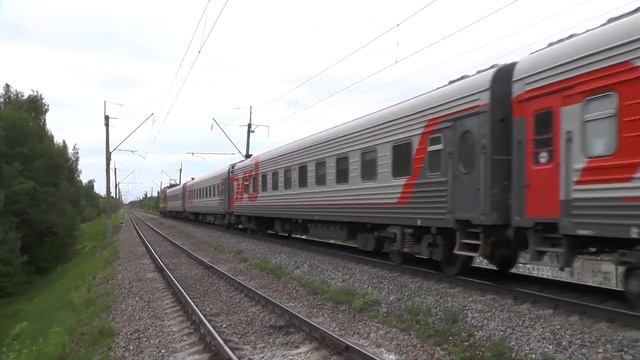Электровоз ЧС4Т-440 с поездом 310 Адлер - Воркута, рзд. 9 км смотреть онлайн