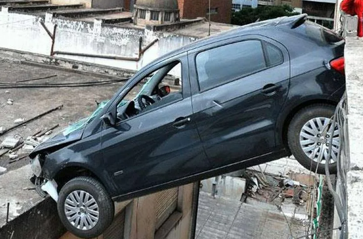 Родились в рубашке. Это удивительные случаи в жизни везунчиков удачно заснятые на камеру. смотреть онлайн