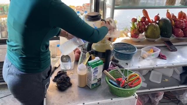 Жареный крокодил и дикие обезьяны.