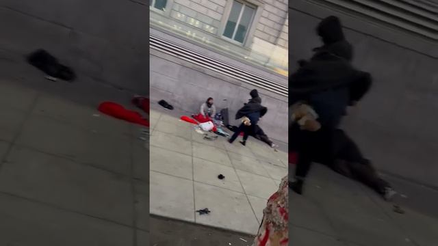 ??サンフランシスコ、アジア美術館
サンフランシスコはアメリカで最も美しい都市だと思ってましたが、何が見えますか? ホームレス、乞食、麻薬中毒者。 それとも美術館への行列ですか？ смотреть онлайн