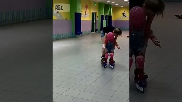 Как научить ребенка кататься на роликах? / Уроки с инструктором / roller-skate / child смотреть онлайн