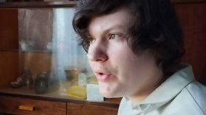 В гостях у Никиты. Никита Шарапа показывает книгу о ламповых радиоприемниках.