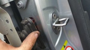 Ремонт VW Jetta. Замена замка задней двери.
