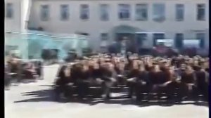 Заря - Он все также на корточках.