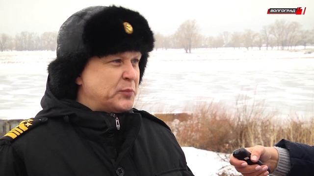 КАК СПАСТИ ПРОВАЛИВШЕГОСЯ ПОД ЛЁД ЧЕЛОВЕКА? ЮНЫМ ВОЛЖАНАМ ПОКАЗАЛИ ВООЧИЮ СПАСАТЕЛИ смотреть онлайн