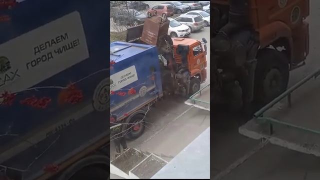 Мусоровоз KAMAZ САХ РАРЗ мк - 4554 - 06 приехал к нам забирать мусор. смотреть онлайн