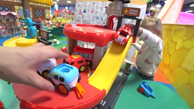 Baby Born и София развлекаются катаются на машинках  ловят рыбок и играют в игрушки