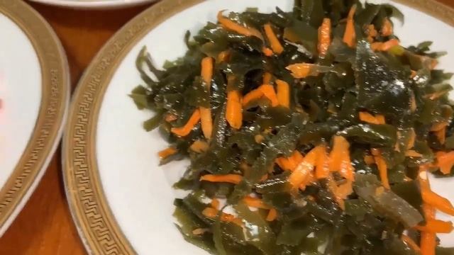 Салат с крабовыми палочками и морской капустой. смотреть онлайн