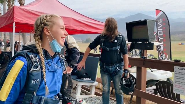 GETTING MY SKYDIVING LICENSE!!! смотреть онлайн