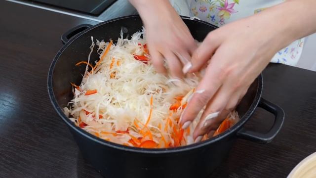 СУПЕР САЛАТ из КАПУСТЫ Исчезает со стола за 1 МИНУТУ | Sauerkraut Salad смотреть онлайн