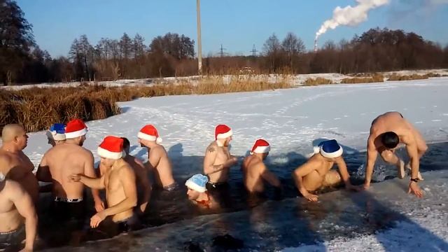 Первое моржевание в 2016 году, 3 января, на улице - 17 смотреть онлайн