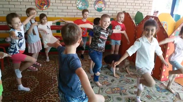 Уселась кошка на окошко. смотреть онлайн