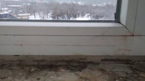 Дует из пластиковых окон между подоконником и рамой,намерзает лед на стекле,ремонт и отделка откосо