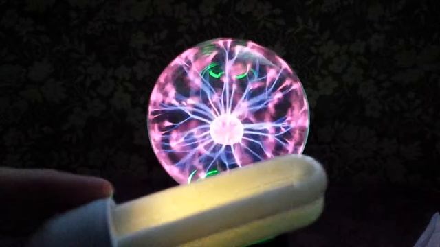 Glow fluorescent lamp near the plasma-ball смотреть онлайн