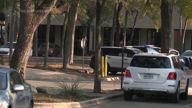 Austin police: shooter, 2nd person dead outside shopping center смотреть онлайн