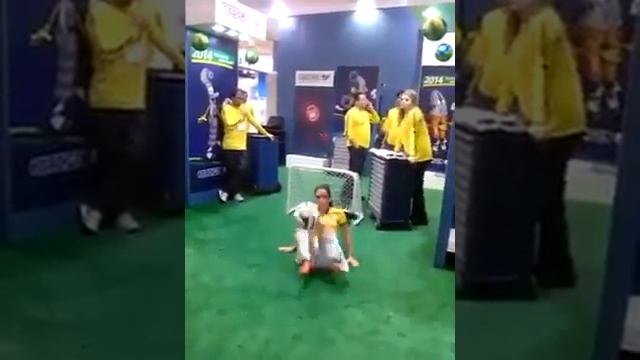 Вот как надо набивать мяч! Лучшие финты в футболе от молодой девушки! смотреть онлайн