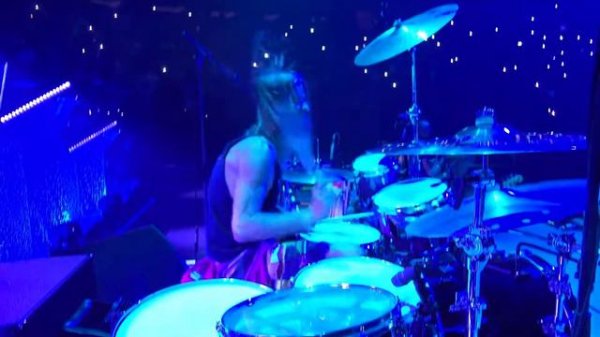 Taylor Hawkins absolutely killing It during Best of You - MSG 2021