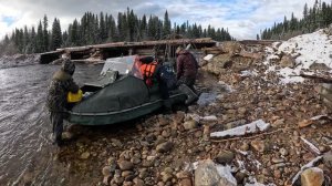 Аэролодка Хариус 440 везет четверых против течения по горной речке. Идет там, где нет воды.
