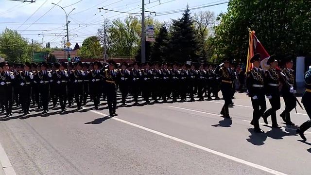 Курсанты СВКИ войск национальной гвардии проходят торжественным маршем по ул. Московская смотреть онлайн