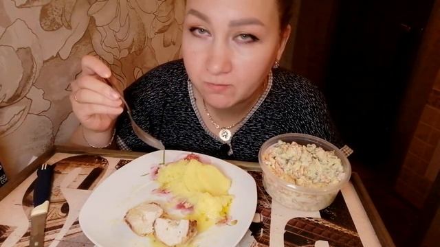 МУКБАНГ/КОТЛЕТА ПО КИЕВСКИ ЕРМОЛИНО, ПЮРЕ, МАМИН ОЛИВЬЕ? смотреть онлайн