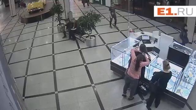 Кража Айфона в торговом центре Екатеринбурга смотреть онлайн