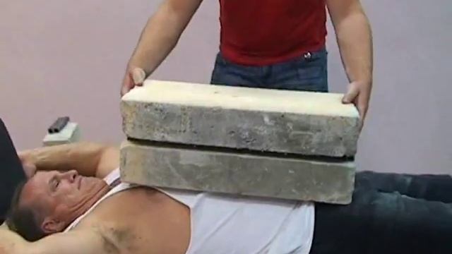 Разбить цементные бетонные блоки кувалдой на груди смотреть онлайн