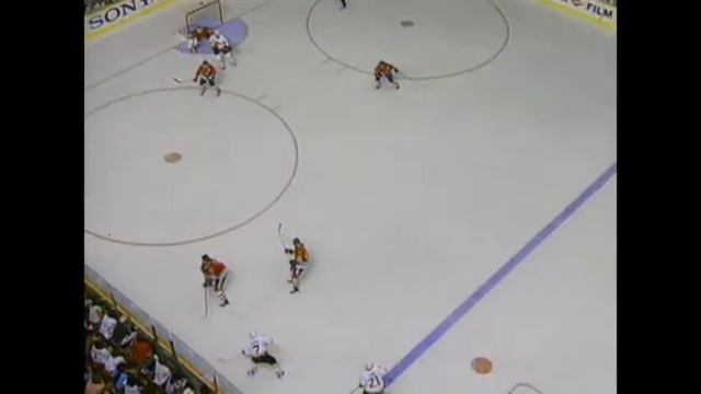 Roman Oksiuta with his first NHL playoff goal vs Blackhawks in game 4 (1995) смотреть онлайн