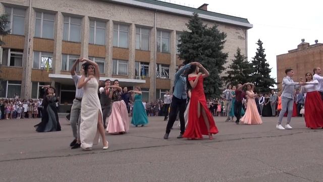 Вальс випускників 5 школа м.Верхньодніпровськ смотреть онлайн