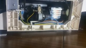 Посудомоечная машина набирает воду и сразу сливает.