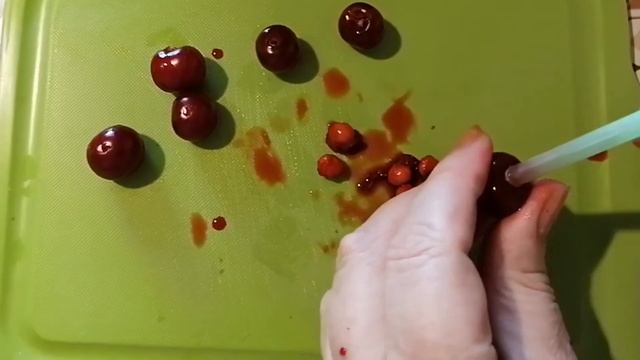Самый быстрый способ удаления косточек из вишни. смотреть онлайн